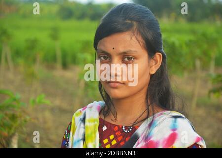 Primo piano di una adolescente indiana bengalese ragazza con colorato salwar kameez con lunghi capelli scuri, messa a fuoco selettiva Foto Stock