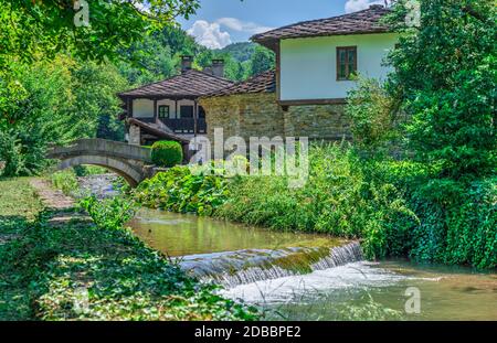 Fiume Yantra nel complesso Etnografico architettonico Etar in Bulgaria in una giornata estiva soleggiata Foto Stock