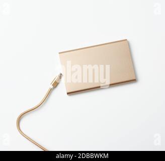 power bank e cavo golden con connettore usb per ricaricare i dispositivi mobili su sfondo bianco, vista dall'alto Foto Stock