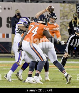 Chicago, Stati Uniti. 17 Nov 2020. Chicago Bears quarterback Nick foles (9) è decollato durante il quarto trimestre che termina con le foles che sono decollato sul campo contro i Minnesota Vikings a Soldier Field a Chicago lunedì 16 novembre 2020. I Minnesota Vikings sconfissero i Chicago Bears 19-13. Photo by Mark Black/UPI Credit: UPI/Alamy Live News Foto Stock