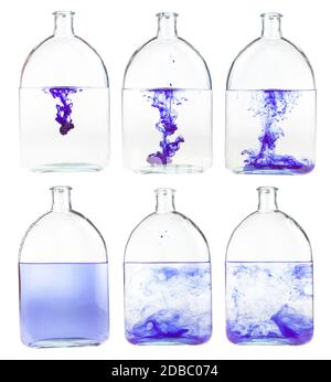 set di soluzioni di inchiostro viola in acqua in matraccio di vetro isolato su fondo bianco Foto Stock