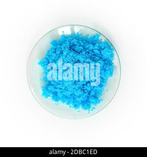 Solfato rameico isolato su bianco. Luminoso e blu di solfato di rame, CuSO4,  detto anche Blue vetriolo bluestone o. Sale. Foto Foto stock - Alamy