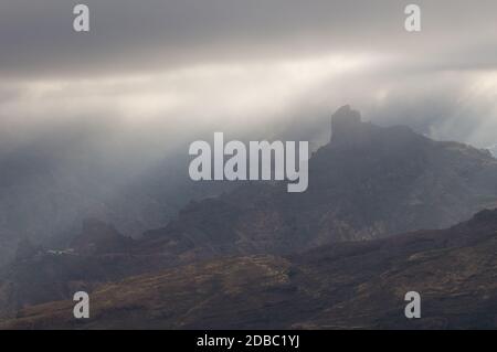 Roque Bentaiga nella nebbia. Il Parco Rurale di Nublo. Tejeda. Gran Canaria. Isole Canarie. Spagna. Foto Stock