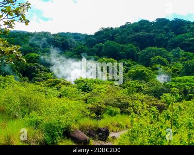 Vaso di fango bollente nel parco nazionale Rincon de la Vieja, Guanacaste, Costa Rica Foto Stock