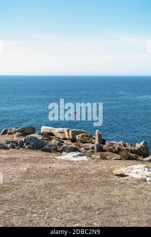 Vista della riva dell'isola di Yeu in Francia con le sue barche e rocce in un giorno di settembre Foto Stock