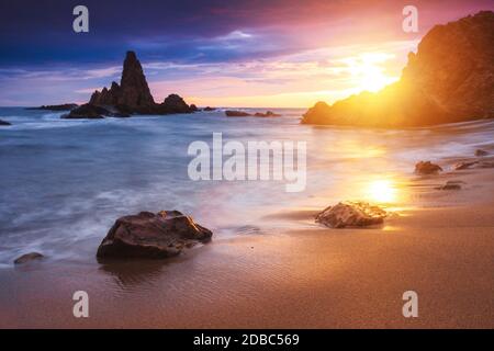 Bellissimo tramonto a Arrecife de las Sirenas, Cabo de Gata, Almería, Spagna. Foto Stock