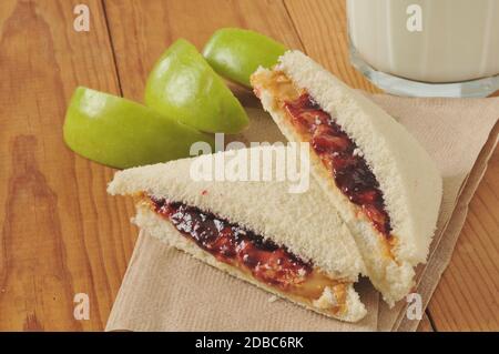 Panino di burro di arachidi e gelatina con la crosta tagliata Foto Stock