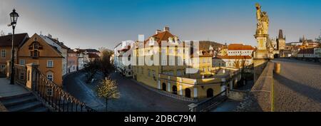 Vista panoramica dal Ponte Carlo di Praga verso la Torre del Ponte di Mala Strana e l'Isola di Kampa con il Castello di Praga sullo sfondo Foto Stock