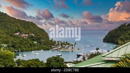 Vista della Baia di Marigot dalla cima di una collina a St Lucia Foto Stock