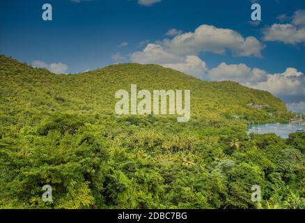 Vista della Baia di Marigot dalla cima di una collina a St Lucia Foto Stock