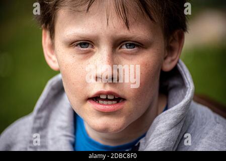 Ritratto di un ragazzo di 9 anni che guarda nella fotocamera Foto Stock