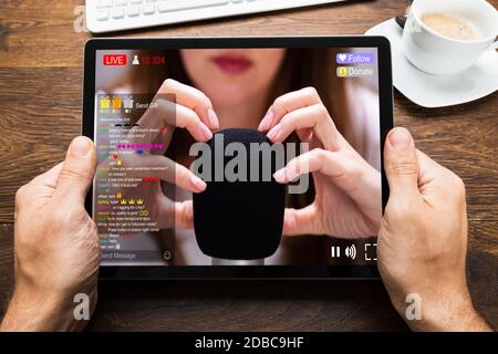 Streaming video ASMR in tempo reale su tablet Foto Stock