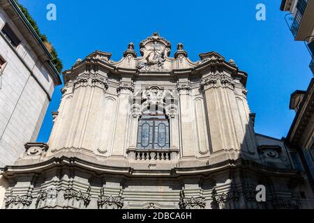 Facciata ornata di una chiesa nella città di Milano Foto Stock