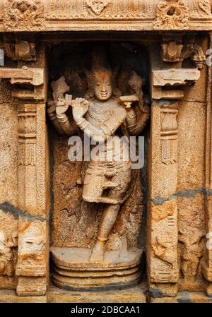 Krishna che gioca flauto bassorilievo nel tempio indù. Sri Ranganathaswamy Tempio chiamato anche Thiruvarangam è un esempio di architettura drawidiana. Sriran Foto Stock