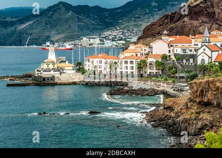 Vista aerea dell'hotel del villaggio di Quinta do Lord SCAL sulla costa dell'isola portoghese di Madeira con un piccolo porto di yacht. Foto Stock