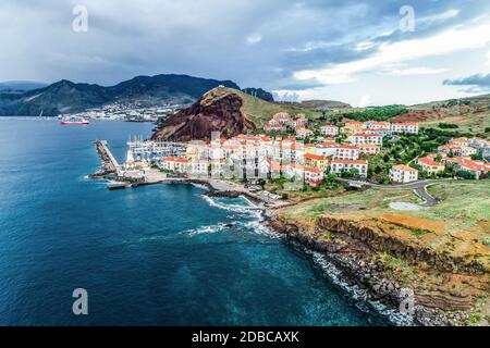 Vista aerea dell'hotel del villaggio di Quinta do Lord SCAL sulla costa dell'isola portoghese di Madeira con un piccolo porto di yacht. Foto Stock