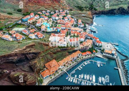 Vista aerea dell'hotel del villaggio di Quinta do Lord SCAL sulla costa dell'isola portoghese di Madeira con un piccolo porto di yacht. Foto Stock