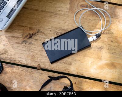 Il power bank esterno portatile in legno, per la ricarica di emergenza Foto Stock