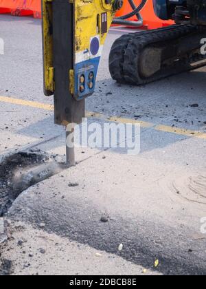 Lavori stradali, escavatore per cantieri edili Foto Stock