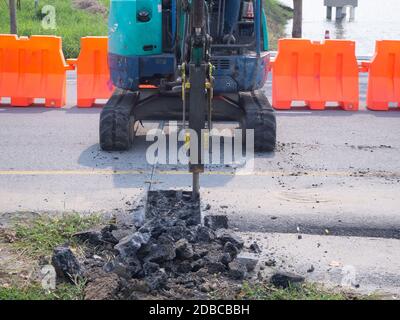 Lavori stradali, escavatore per cantieri edili Foto Stock