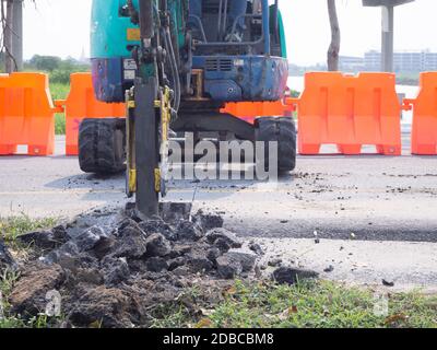Lavori stradali, escavatore per cantieri edili Foto Stock