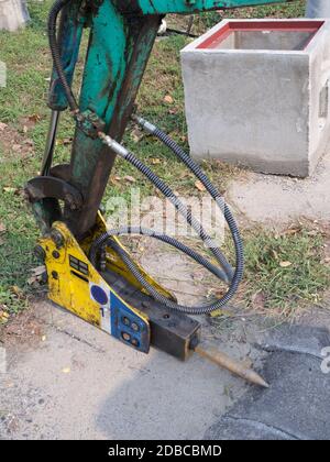 Lavori stradali, escavatore per cantieri edili Foto Stock