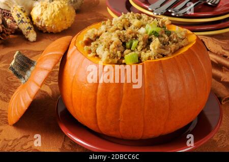 Tacchino e sedano ripieno in una zucca in vacanza tavolo da pranzo Foto Stock