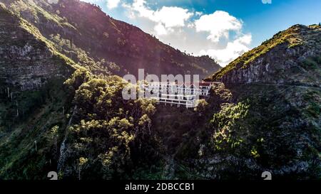 Vista panoramica sulle montagne dal punto di osservazione dell'Hotel Eira do Serrado sopra la Valle di Nun sull'isola di Madeira in Portogallo. Foto Stock