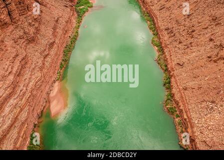 Guardando giù sul fiume Colorado dal vecchio ponte Navajo, Grand Canyon Foto Stock