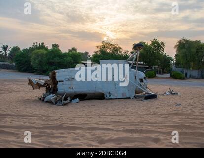 Piccolo relitto di aeroplano nella zona deserta della città di Dubai. All'aperto Foto Stock