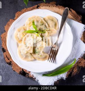 Pierogi polacchi pieni di pesto ramsons Foto Stock