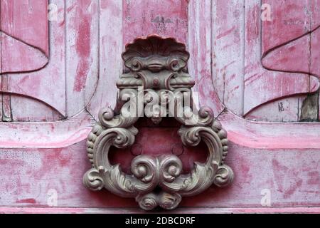 Knoker porta su un vecchio rosa porta botte Foto Stock