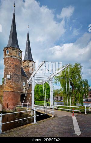 Oostport (porta orientale) di Delft illuminato di notte. Delft, Paesi Bassi Foto Stock