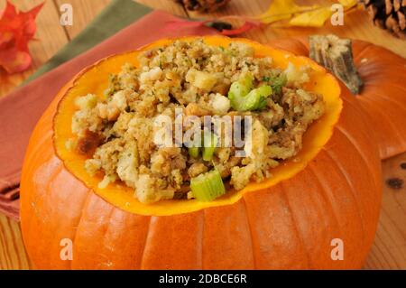 Pane di mais ripieno con sedano e tacchino in una zucca Foto Stock