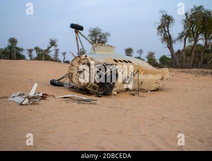 Piccolo relitto di aeroplano nella zona deserta della città di Dubai. All'aperto Foto Stock