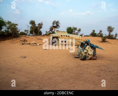 Piccolo relitto di aeroplano nella zona deserta della città di Dubai. All'aperto Foto Stock