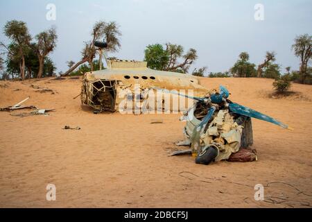 Piccolo relitto di aeroplano nella zona deserta della città di Dubai. All'aperto Foto Stock