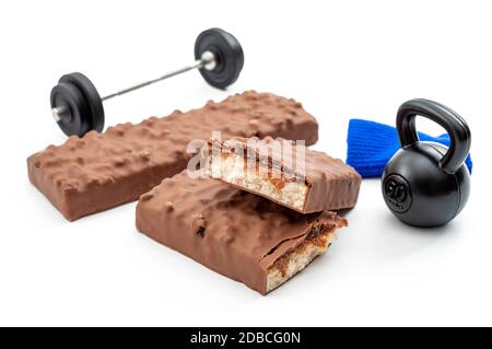 Bodybuilding e l'addestramento del peso, nutrizione sportiva e concetto di crescita muscolare con le barre proteiche di energia, il bellbar e i pesi di kettlebell isolati su bianco Foto Stock