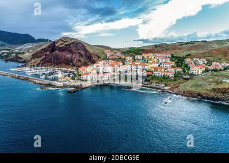 Vista aerea dell'hotel del villaggio di Quinta do Lord SCAL sulla costa dell'isola portoghese di Madeira con un piccolo porto di yacht. Foto Stock