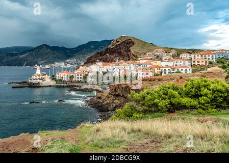 Vista aerea dell'hotel del villaggio di Quinta do Lord SCAL sulla costa dell'isola portoghese di Madeira con un piccolo porto di yacht. Foto Stock