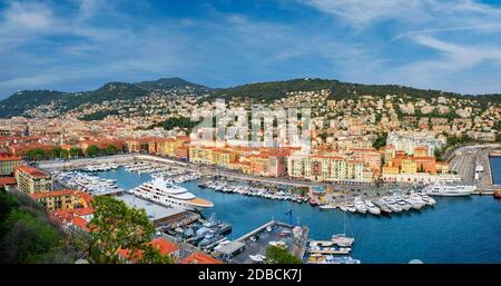 Panorama del Porto Vecchio di Nizza con yacht di lusso da Castle Hill, Francia, Villefranche-sur-Mer, Nizza, Costa Azzurra, Costa Azzurra Foto Stock