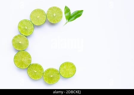 Vitamina C alta, lettera C fatta di limes con foglie isolate su sfondo bianco. Spazio di copia Foto Stock