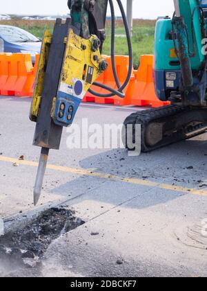 Lavori stradali, escavatore per cantieri edili Foto Stock