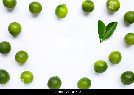 Cornice in limes con foglie isolate su sfondo bianco. Foto Stock