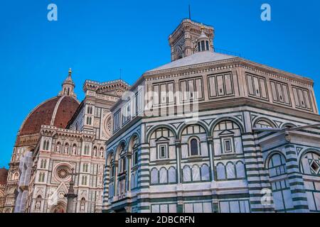 Il crepuscolo scende oltre il Battistero di San Giovanni e il Duomo di Firenze consacrata nel 1436 Foto Stock