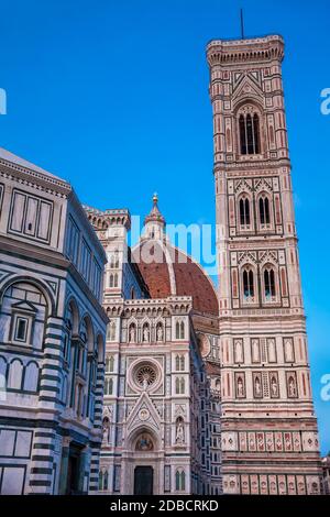 Il crepuscolo scende oltre il Battistero di San Giovanni, il Campanile di Giotto e il Duomo di Firenze consacrata nel 1436 Foto Stock