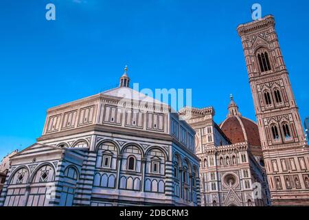 Il crepuscolo scende oltre il Battistero di San Giovanni, il Campanile di Giotto e il Duomo di Firenze consacrata nel 1436 Foto Stock