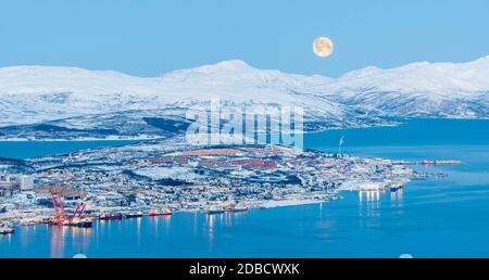 Vista aerea su Tromso a Luna piena in inverno, Norvegia Foto Stock