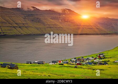 Villaggio Trollanes, Kalsoy Isola, Isole Faerøer, alba sulle montagne, bella scena panoramica delle isole nordico Foto Stock