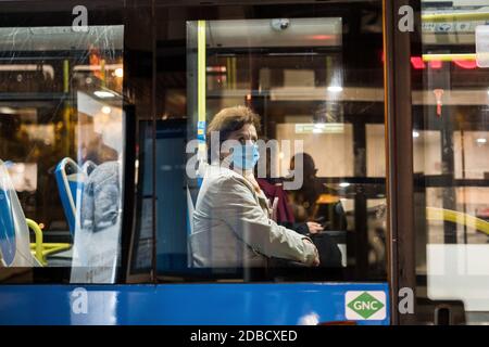 Madrid, Spagna. 16 Nov 2020. Una donna che indossa una maschera facciale viaggia su un autobus a Madrid. La seconda ondata della pandemia del Covid 19 continua a colpire la capitale della Spagna, con un numero di 324 nuovi positivi, 121 pazienti ricoverati e 25 morti di coronavirus nelle ultime 24 ore. Credit: SOPA Images Limited/Alamy Live News Foto Stock